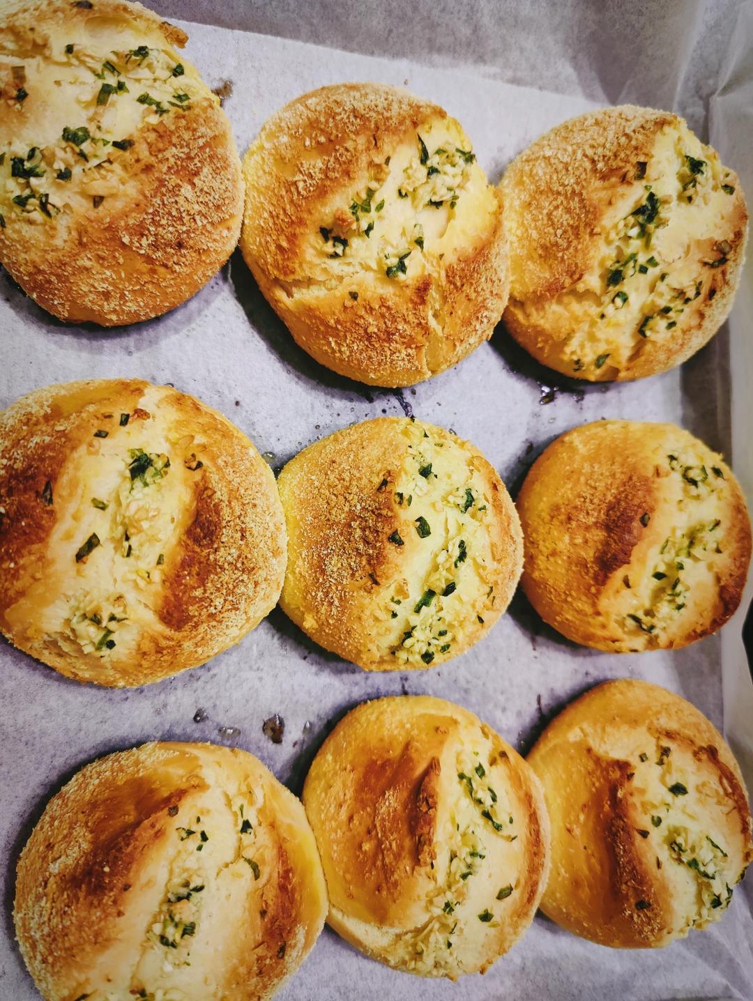 非常柔软的蒜香芝士餐包做法，满屋飘香