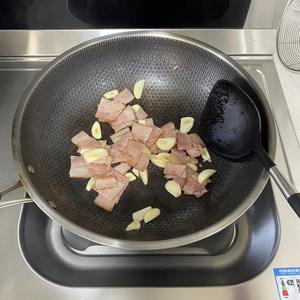 黄油黑胡椒培根炒卷心菜的做法 步骤5