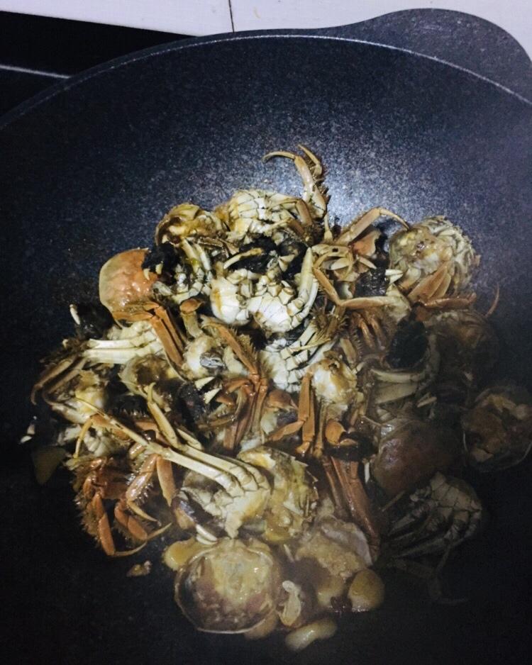 百吃不腻的香炒小螃蟹