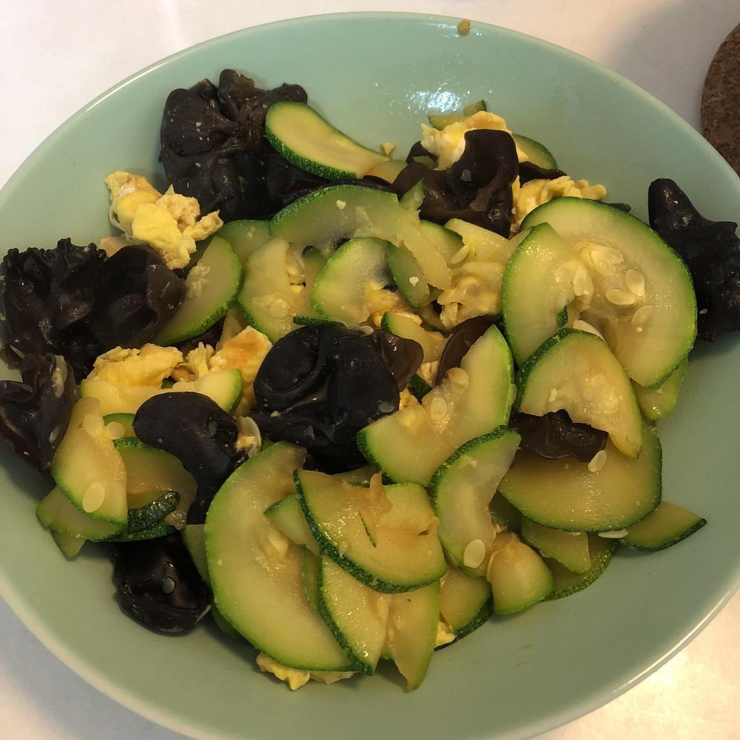 西葫芦木耳炒蛋