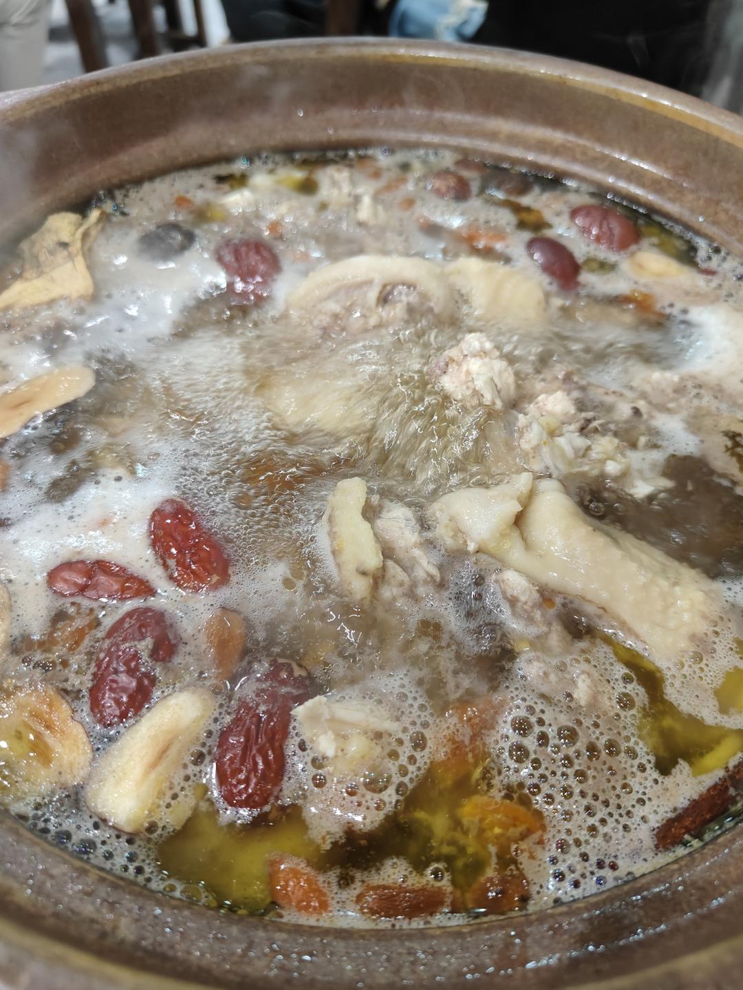 祛湿补气的广式老火鸡煲