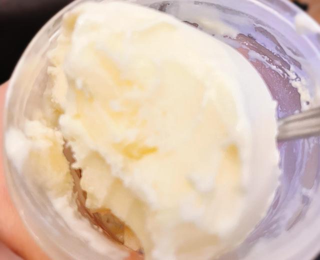 无冰渣的酸奶冰激凌（不用鸡蛋和淡奶油），总共就俩原材料的做法