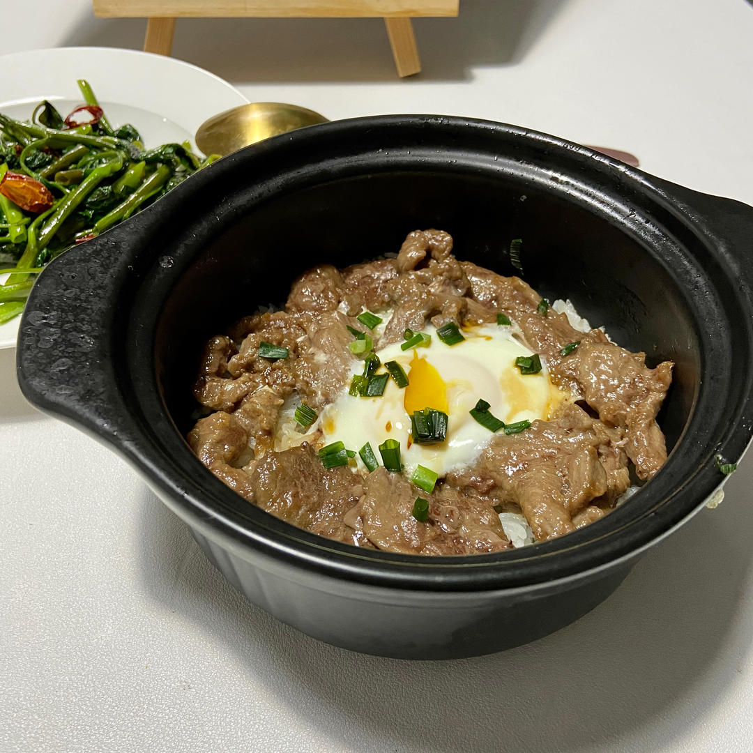 窝蛋牛肉饭