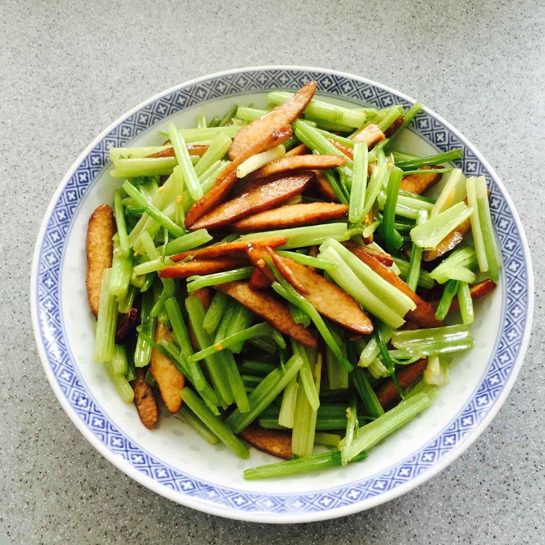 魔铃_blv5做的芹菜炒干丝