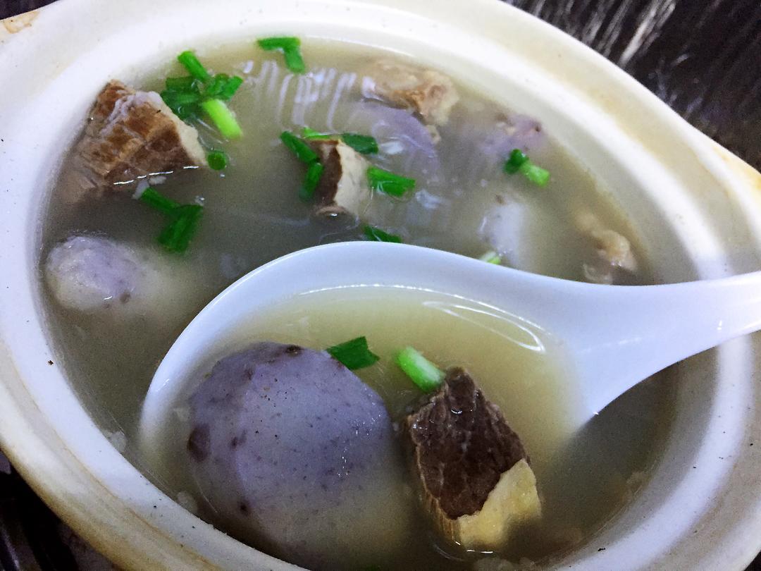 芋头牛腩煲的做法