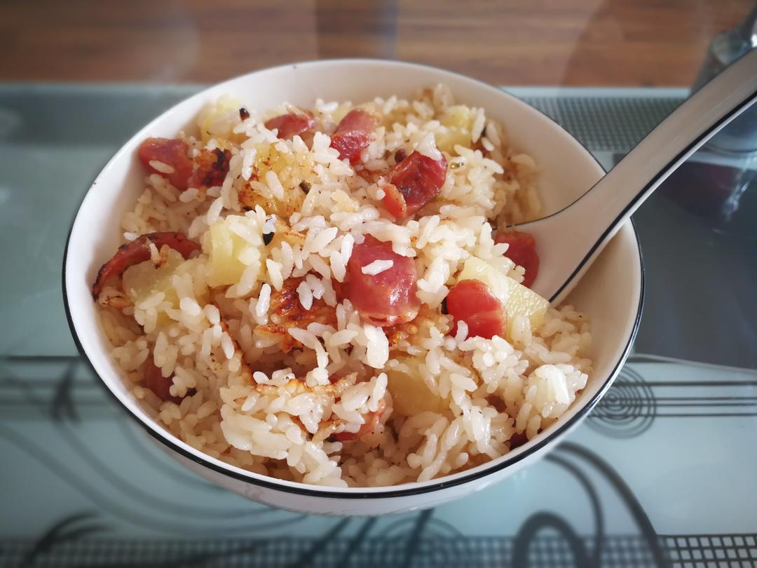 香菇腊肠土豆焖饭