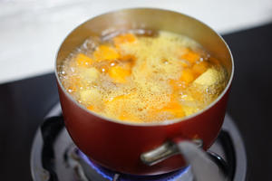 南瓜甜薯浓汤的做法 步骤3