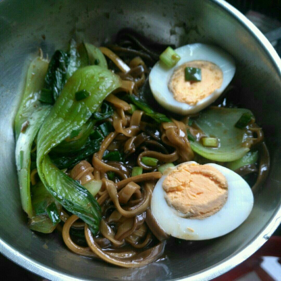 十分钟搞定！！酱汁浓郁好吃的荷包蛋焖面