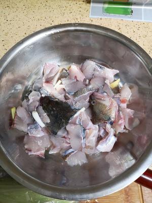 水煮鲈鱼鱼片的做法 步骤1