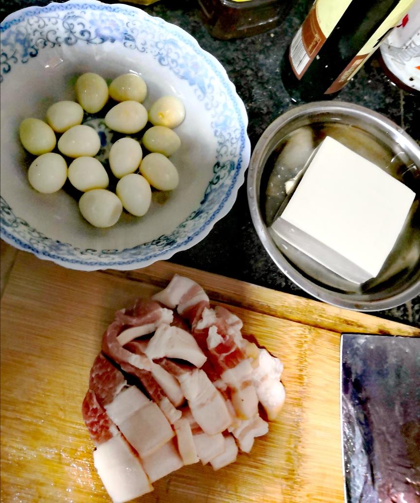 豆腐鹌鹑蛋砂锅煲