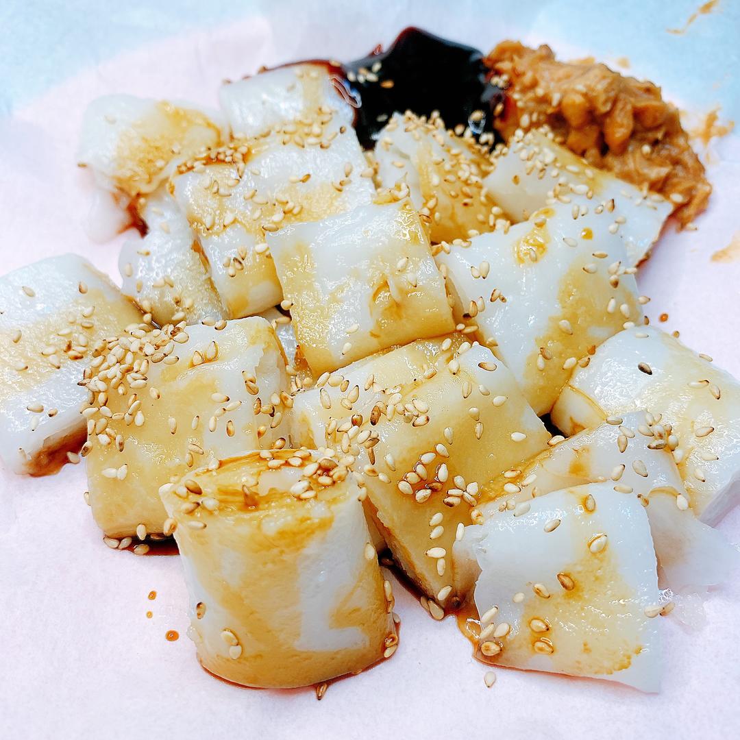 用平底锅和10分钟就可以做好的三酱猪肠粉的做法