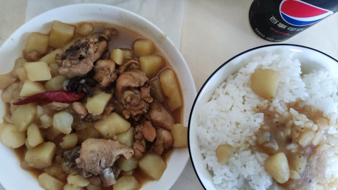 鸡腿炖土豆 上桌秒空盘 汤都喝干了！