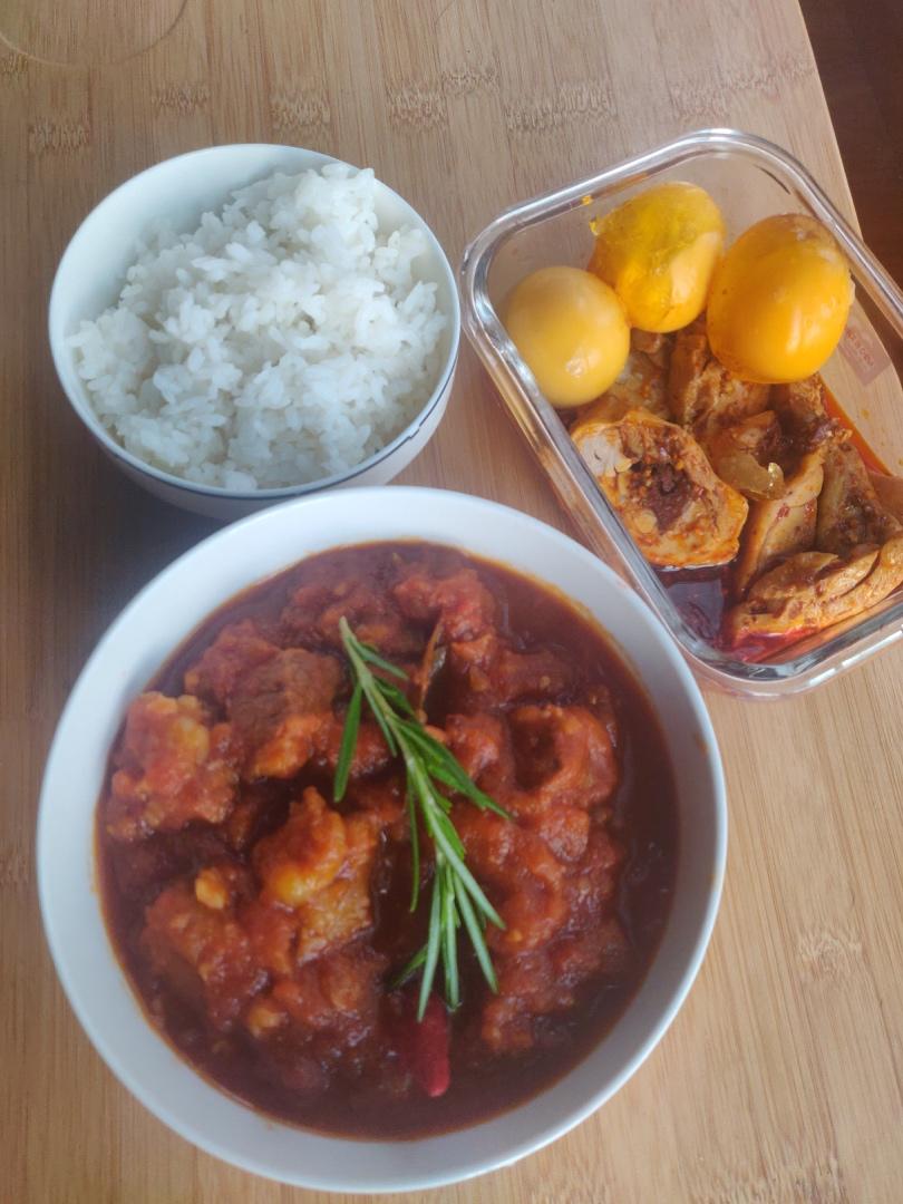 给我一份西红柿炖牛腩，我能吃掉三碗米饭。