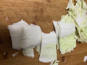 东北大白菜炖土豆的做法 步骤2