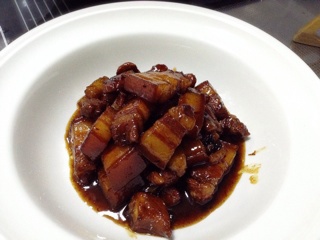 吃着碗里望着锅里的红烧肉