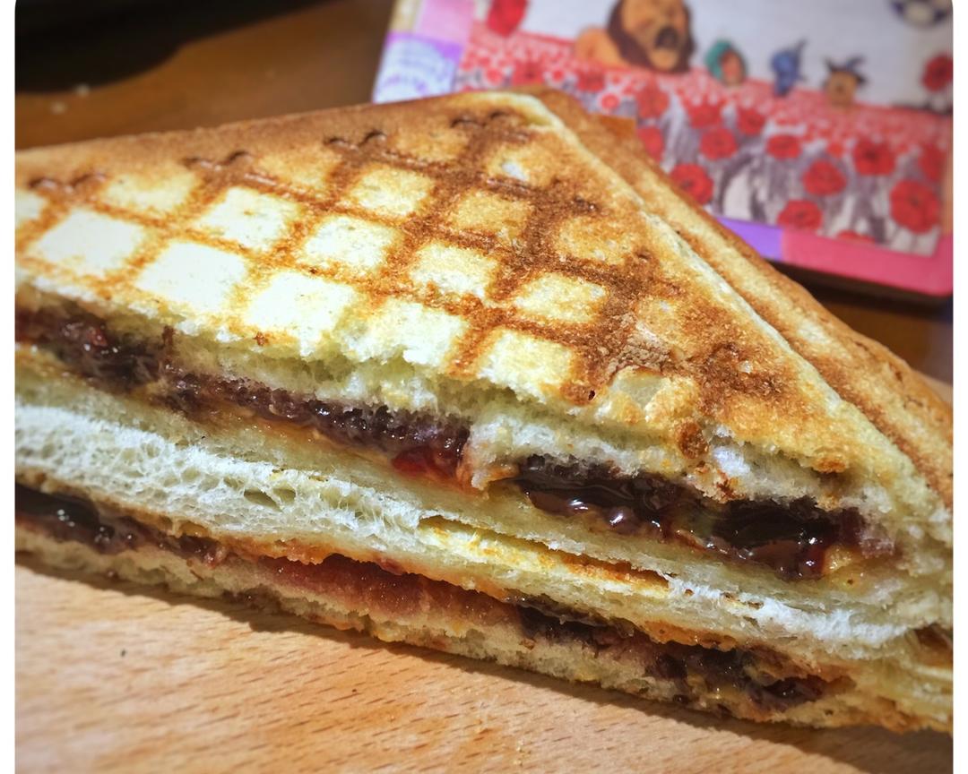 【超快手五分钟早餐系列四】巧克力花生酱果酱PB&J帕尼尼三明治的做法