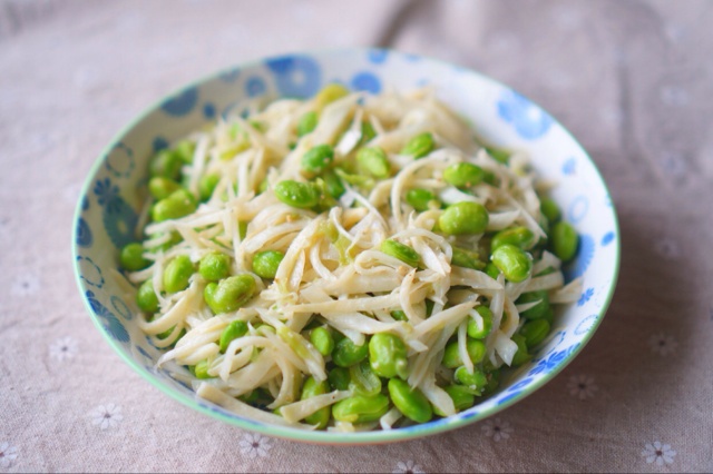 小喔哩哩的外婆做的清炒茭白毛豆