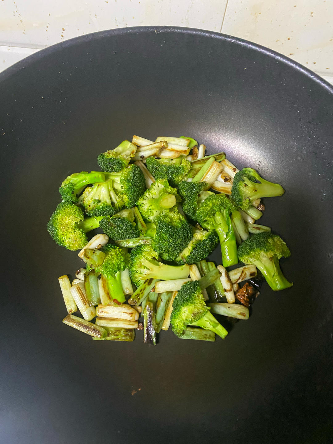 西兰花炒蒜苗的做法