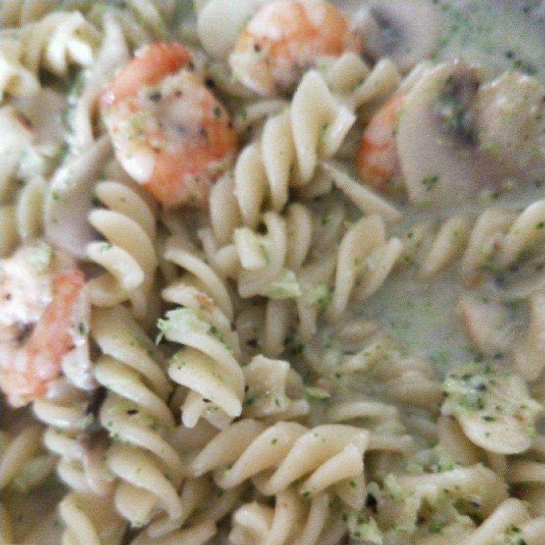 奶香浓郁的西兰花虾仁意面！