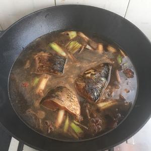铁锅炖鱼贴饼子的做法 步骤3