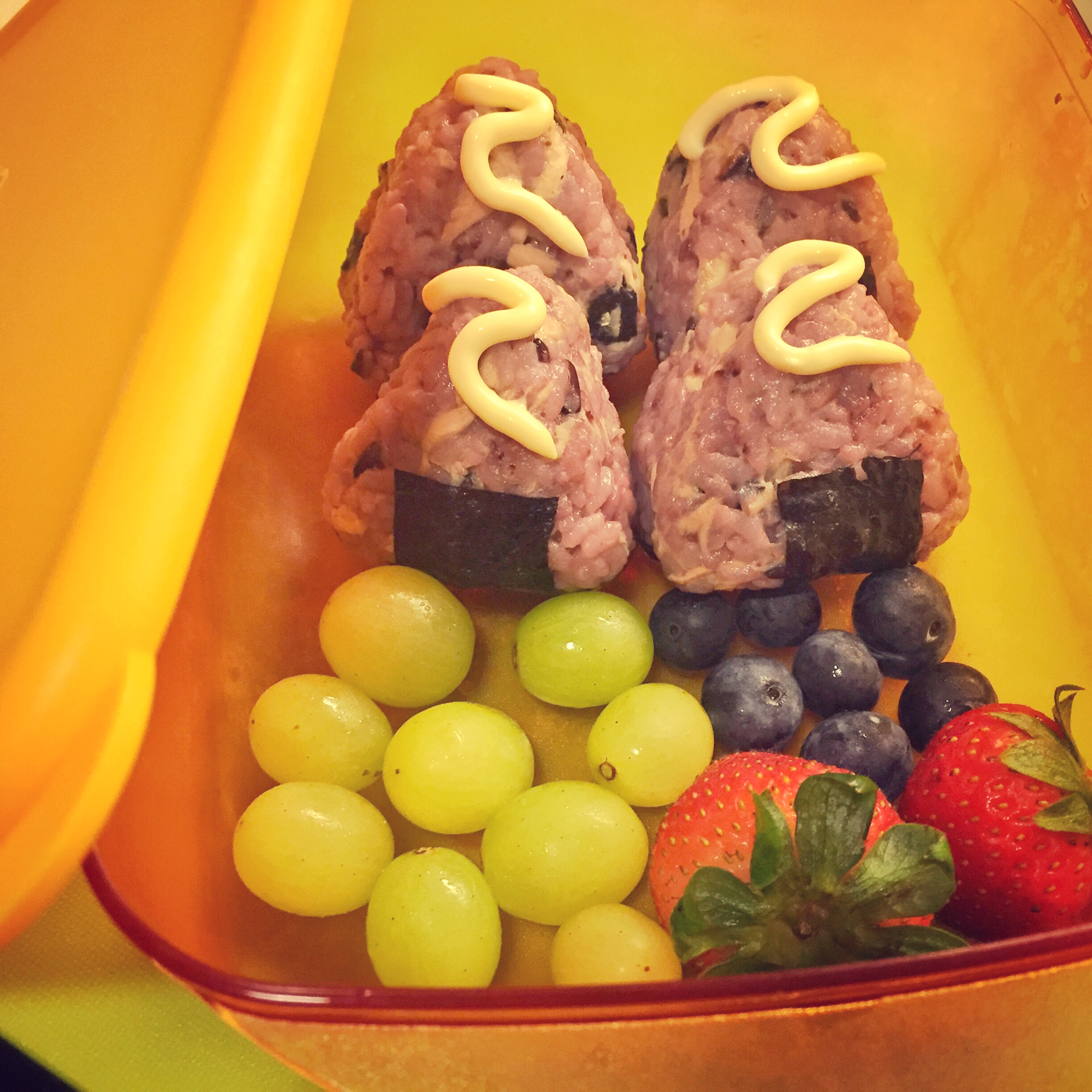 金枪鱼芝麻手捏饭团