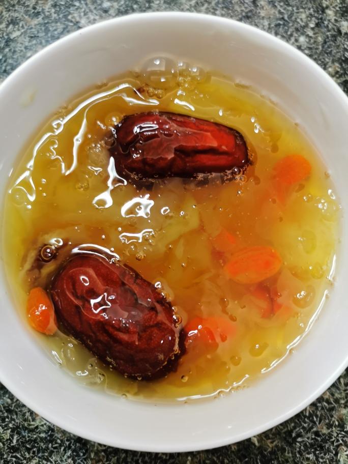 不用高压锅就可以很快做出细腻粘稠的银耳羹的做法