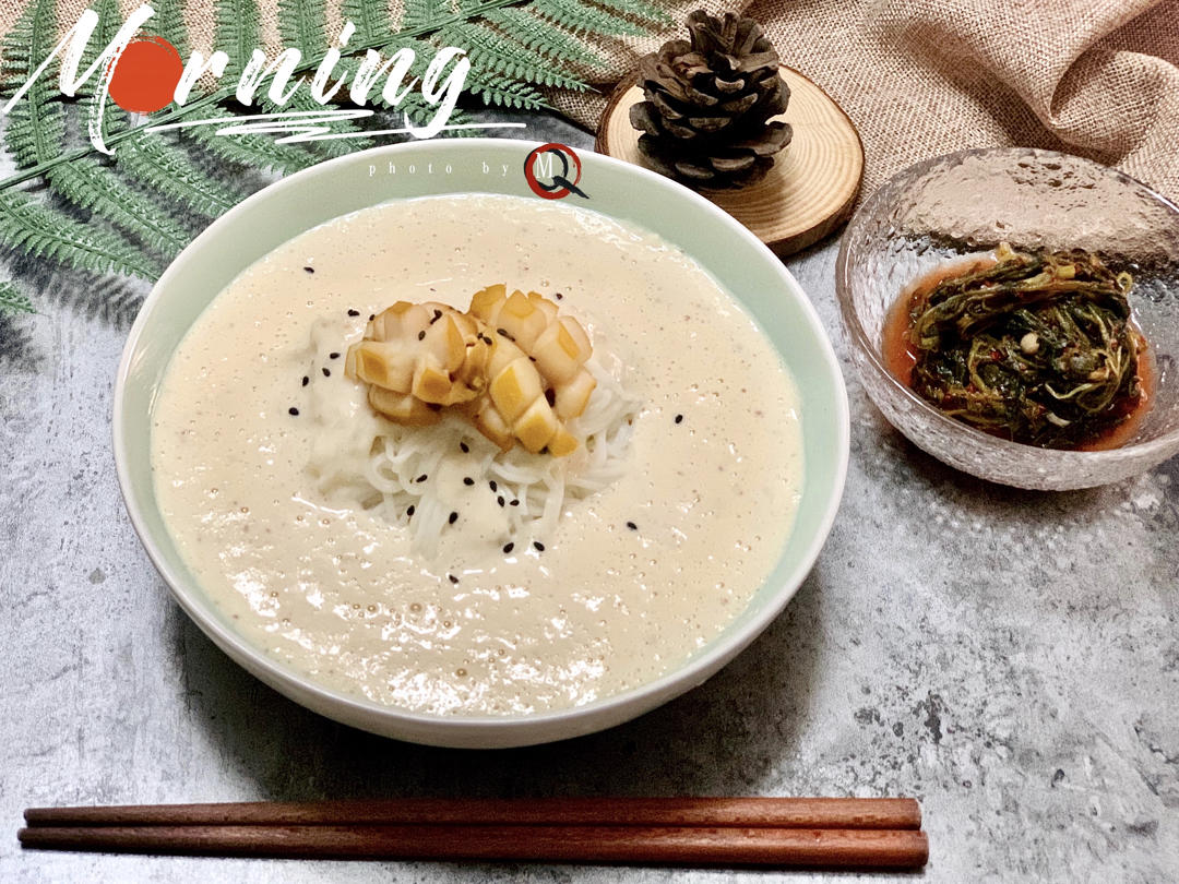 夏季餐食韩式豆浆冷面，低脂高蛋白