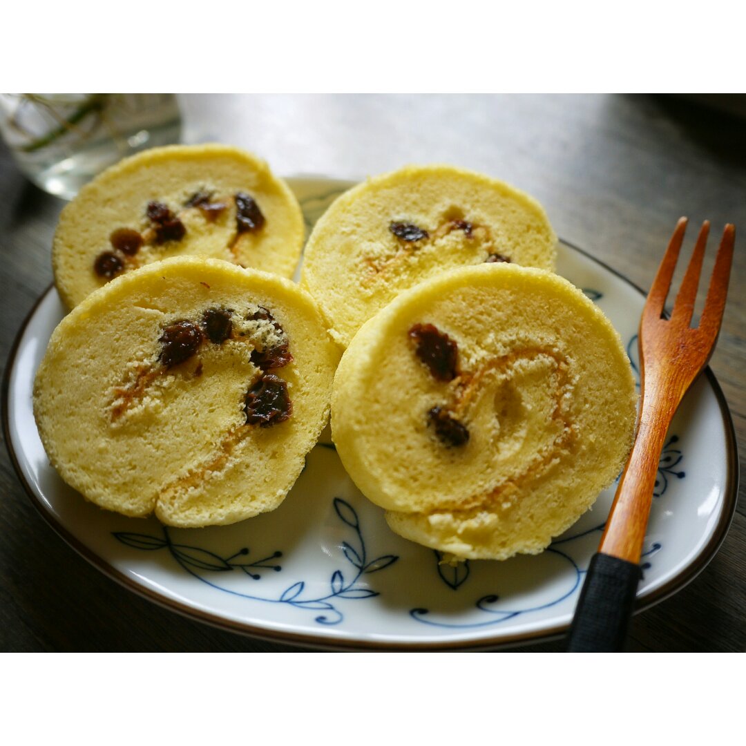 漂亮的葡萄干蛋糕卷