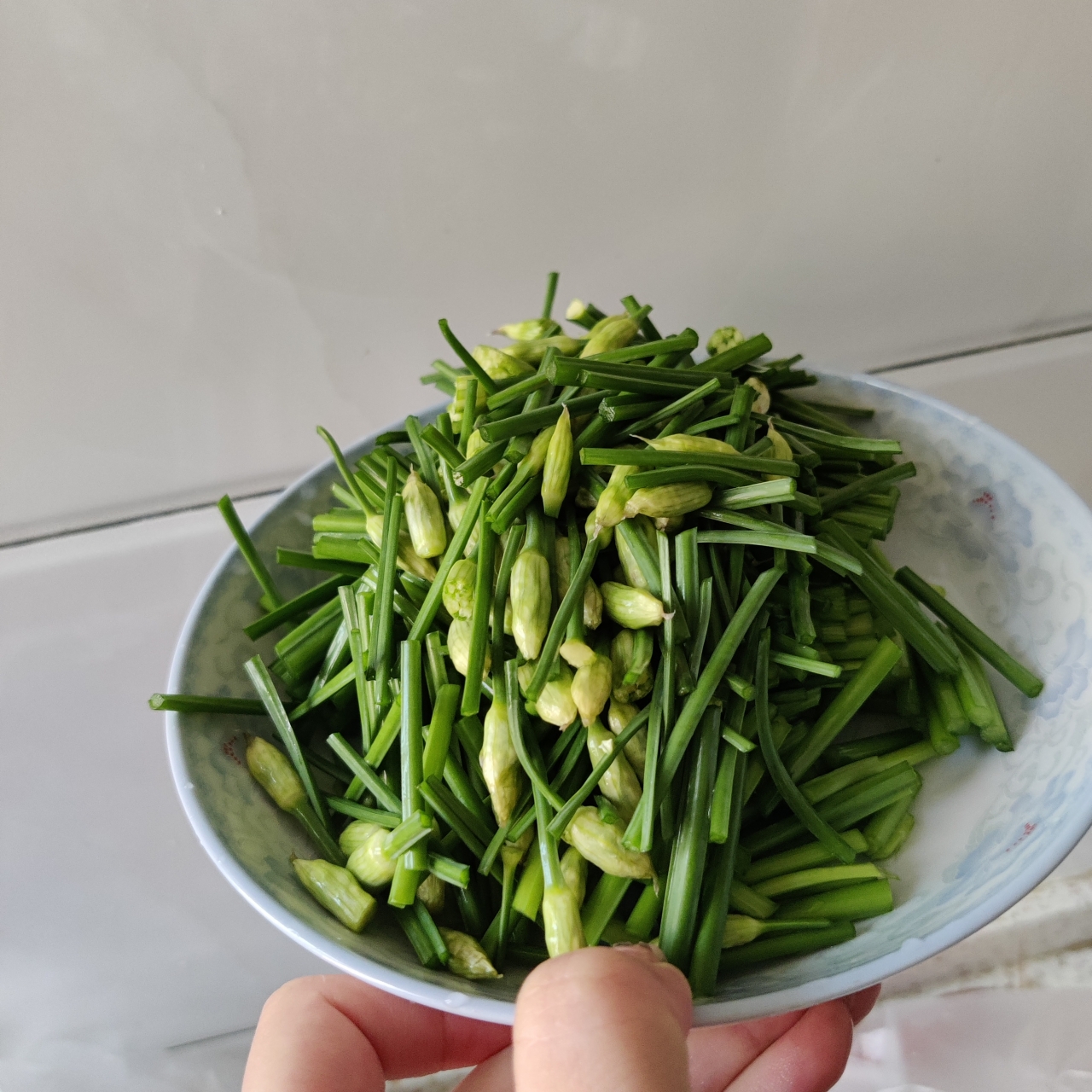 韭菜苔炒肉的做法 步骤2