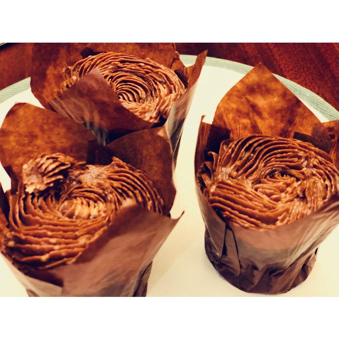 超润巧克力纸杯蛋糕（非常适合裱花、盖糖皮的cupcake方子）