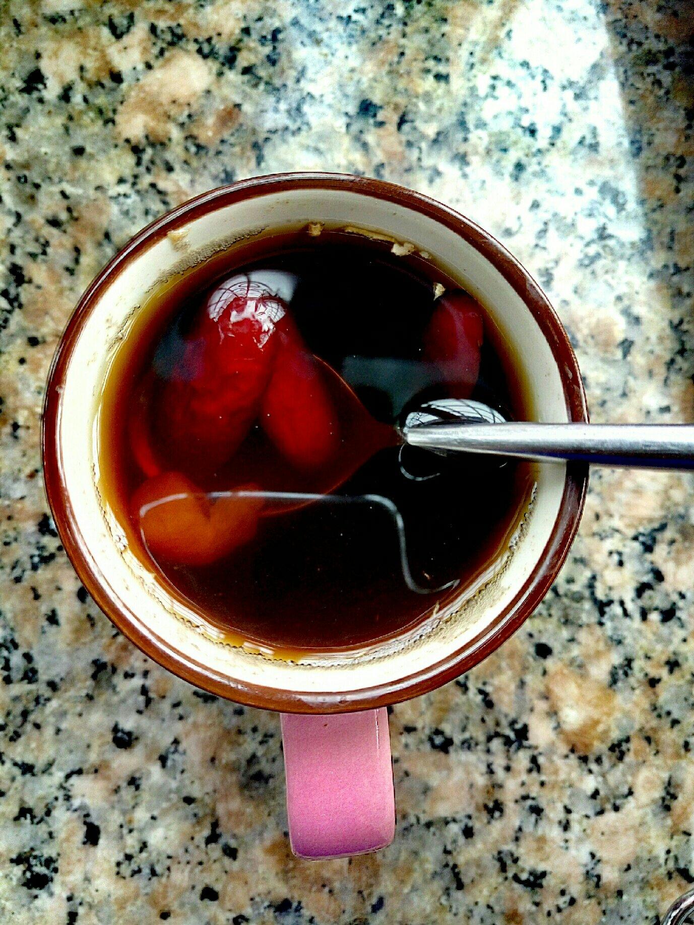 黑糖生姜红枣桂圆茶的做法