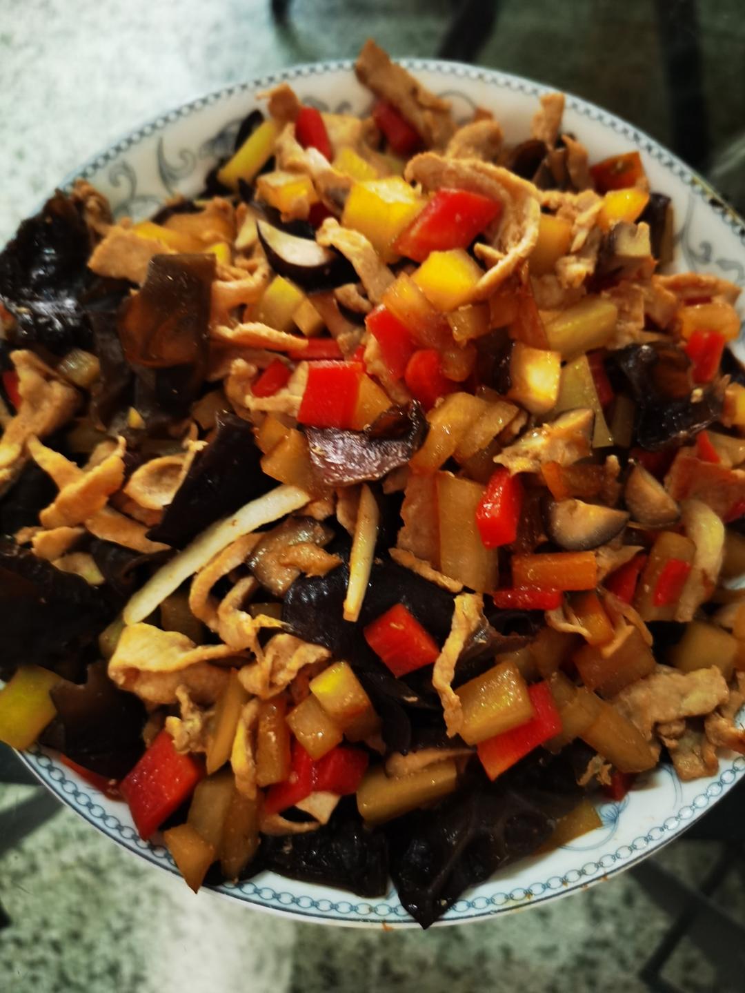 土豆红萝卜炒肉丁