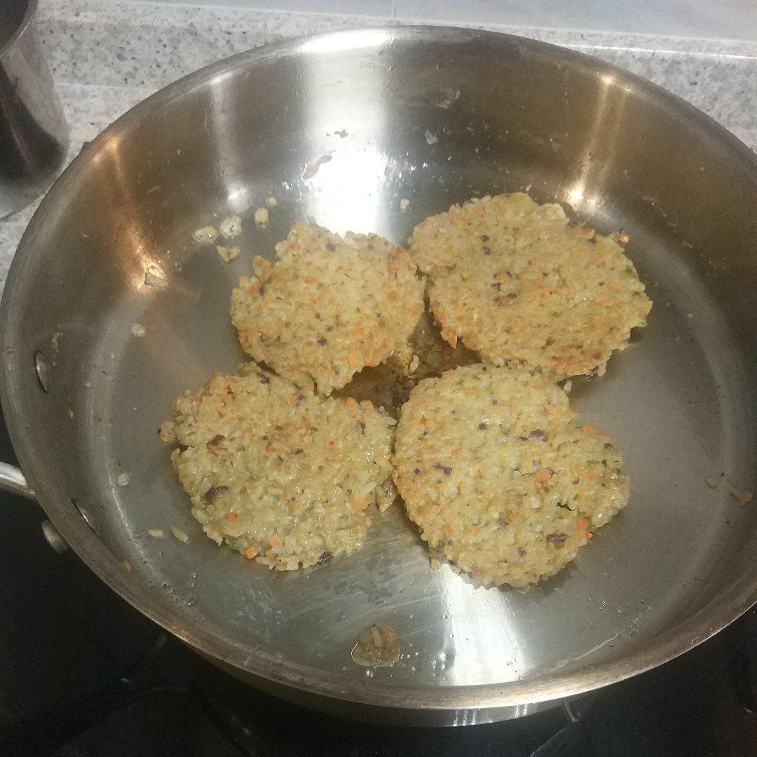 早餐蛋饼，解决剩米饭的好方法，食材随意味道超赞👍