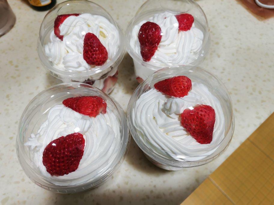 草莓抱抱杯的全部作品