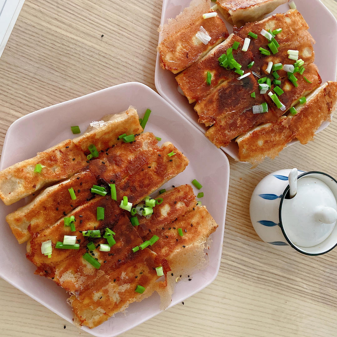 12+ 猪肉鲜虾锅贴，外皮酥脆香气扑鼻，一锅不够吃！