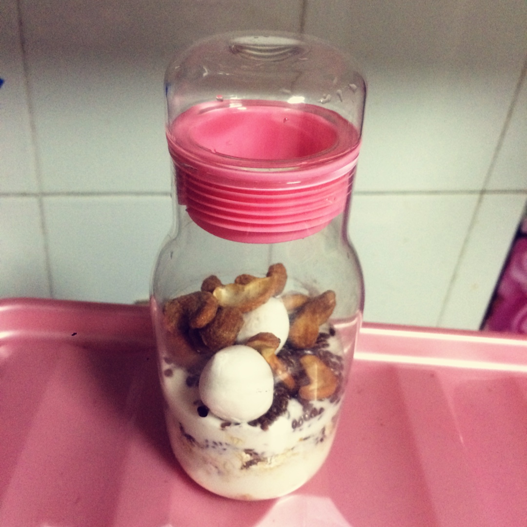 超简单的营养早餐--酸奶麦片