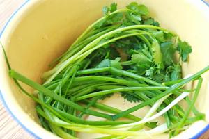芹菜凉拌绿豆芽的做法 步骤5