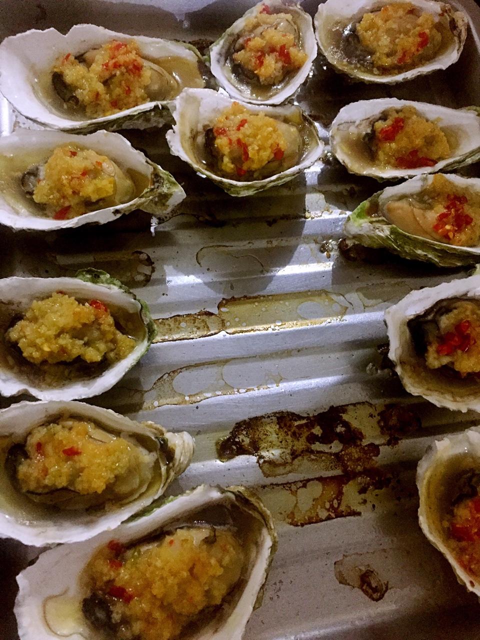 烤生蚝 生蚝好吃关键是蒜茸做得好