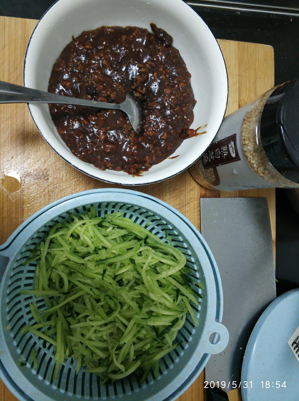 我发誓这将是你吃过最好吃的炸酱面，一口下去回味无穷！！！