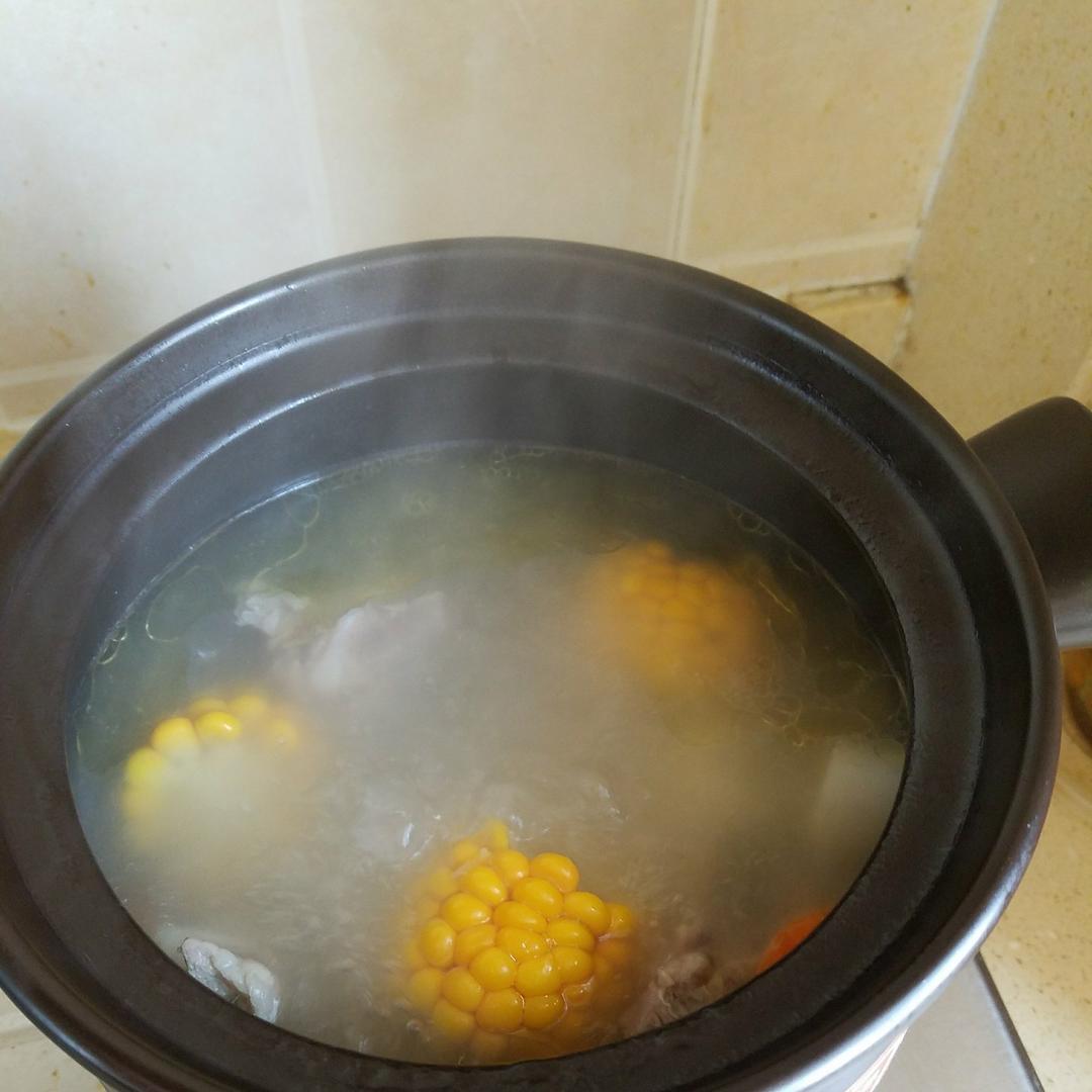 山药胡萝卜玉米排骨汤