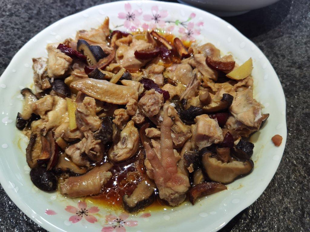 广式家常菜香菇蒸鸡，鲜嫩又方便百吃不厌