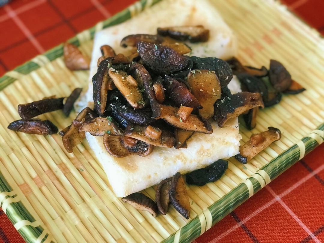 简易健身减脂餐：煎蛋白卷。