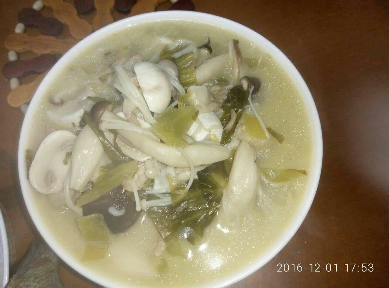 冬菇金针菇酸菜汤