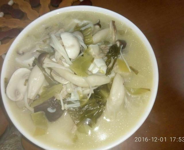 冬菇金针菇酸菜汤的做法