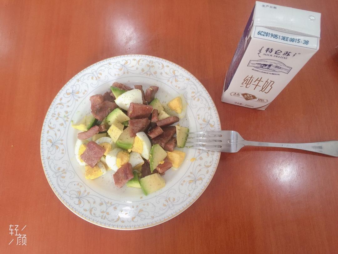 牛油果牛粒鸡蛋沙拉