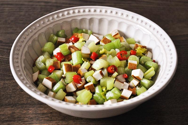 生拌酸辣芹菜丁