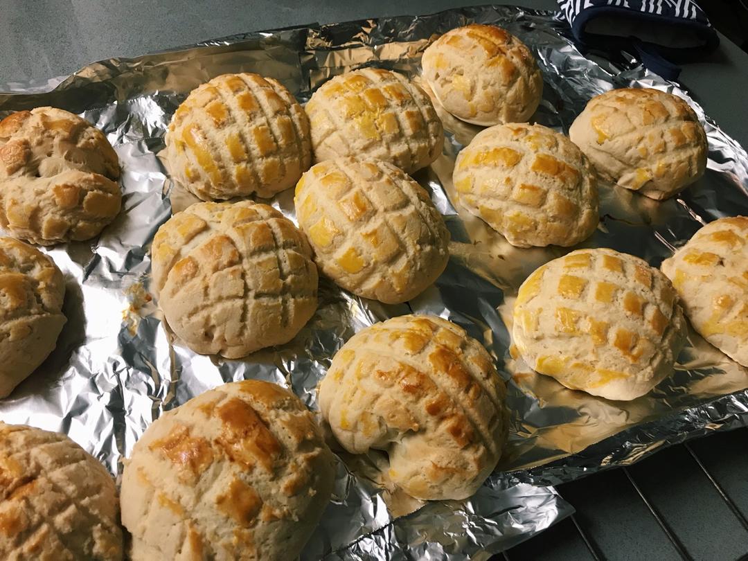 好吃到炸裂的港式菠萝包（附带制作酥皮的小视频）