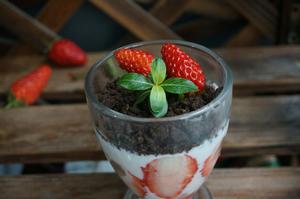 草莓酸奶盆栽的做法 步骤8