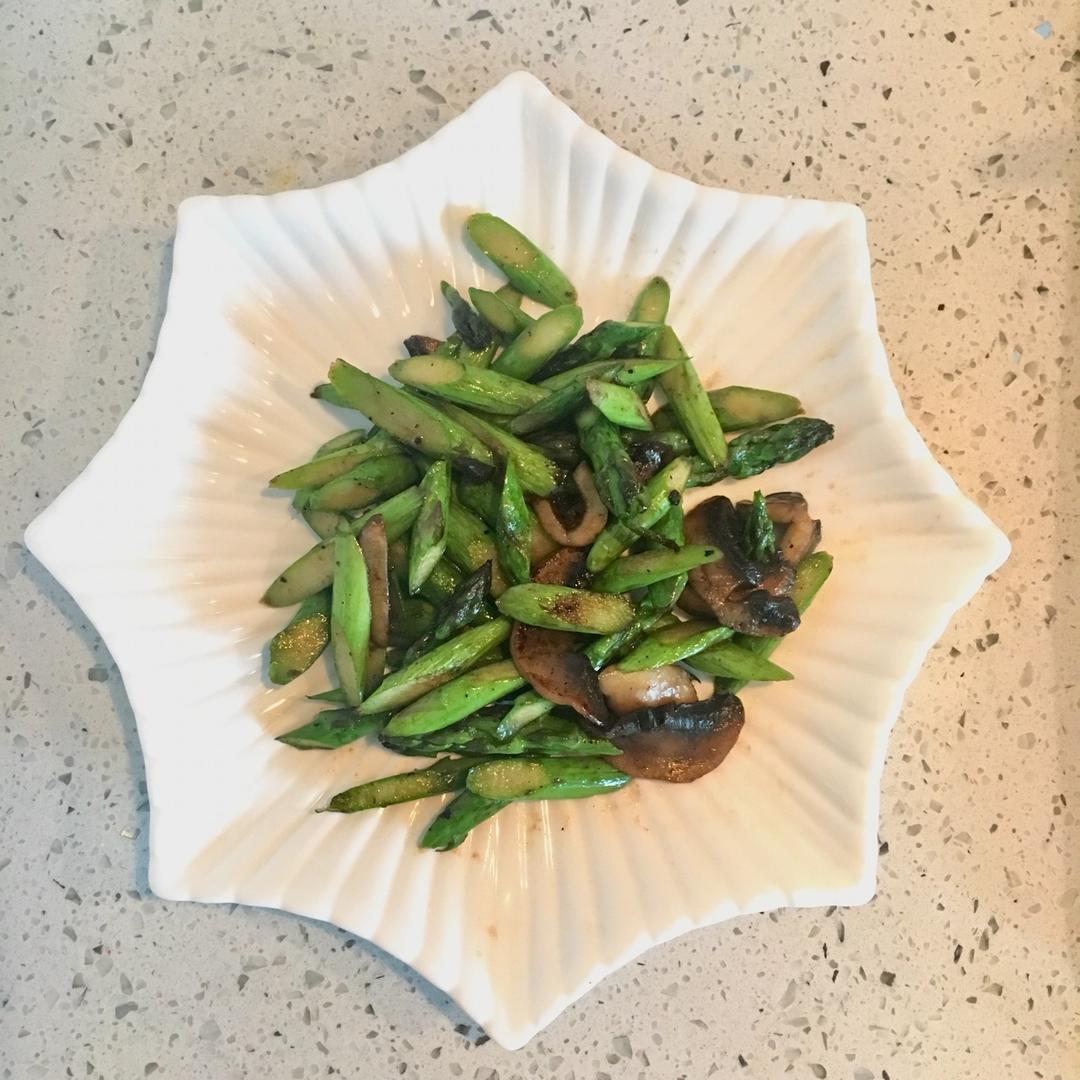 芦笋炒蘑菇