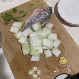 清炖冬瓜鱼汤的做法 步骤1